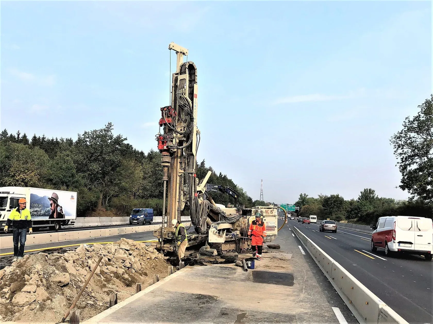 Jažlovice – most ev. č. 00323-1a přes dálnici D1 – km 14 – středový pás - foto 1