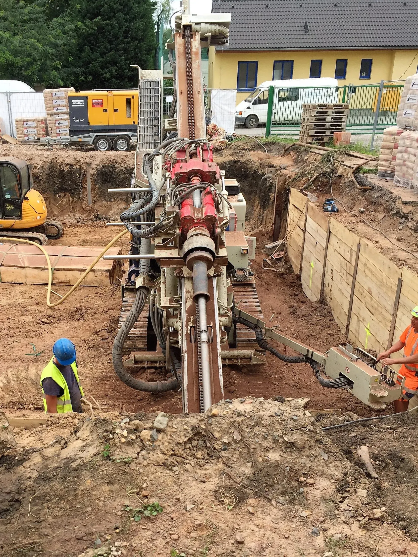 Výstavba objektu ZŠ – dostavba areálu odloučeného pracoviště při ulici Jizerská, Praha Čakovice-dočasně kotvené záporové pažení - foto 1
