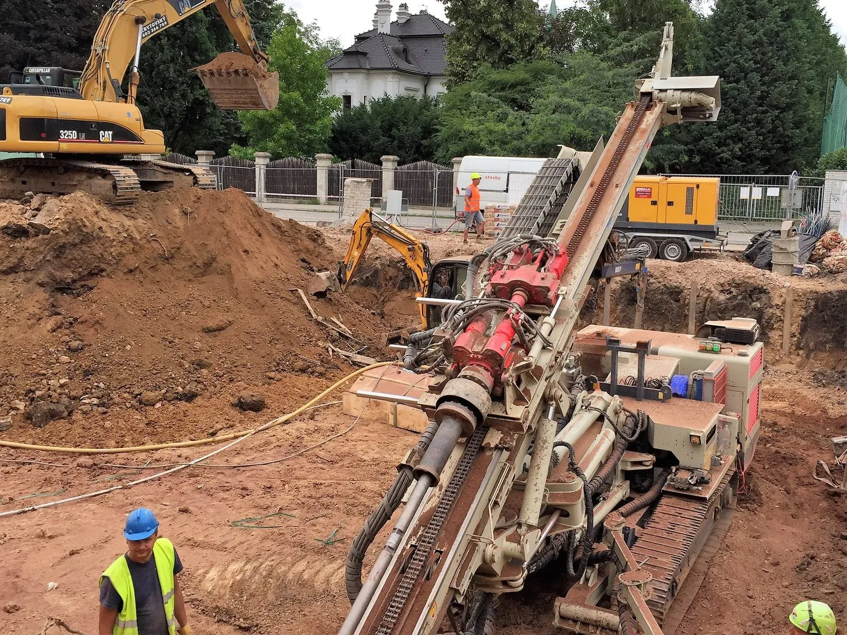 Výstavba objektu ZŠ – dostavba areálu odloučeného pracoviště při ulici Jizerská, Praha Čakovice-dočasně kotvené záporové pažení - foto 2